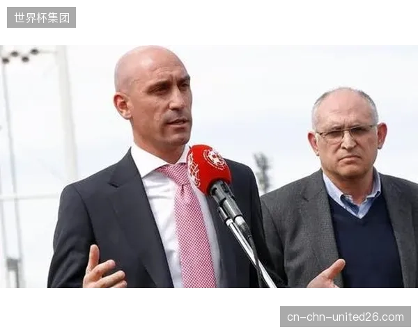 西班牙足协需精心安排赛前备战，通过选择与北美气候相似的地点集训，帮助球员提前适应。